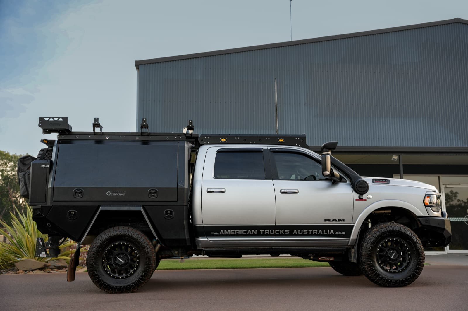 RAM 2500 Heavy Duty — gooseneck-capable tow vehicle for large horse floats